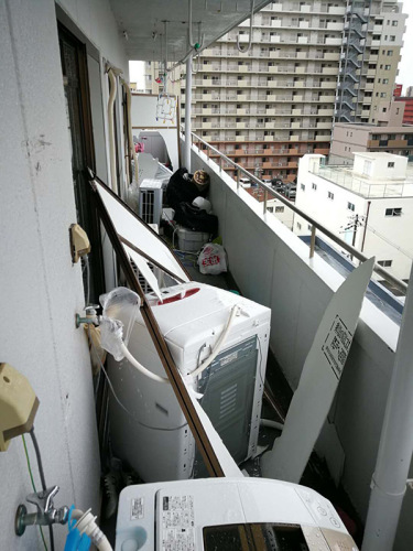 強烈的臺風將宋先生家陽臺上用于災害和逃難用的隔板損壞,,原本被三家住戶隔斷的陽臺也被臺風打通。受訪者供圖 強烈的臺風將宋先生家陽臺上用于災害和逃難用的隔板損壞,原本被三家住戶隔斷的陽臺也被臺風打通,。受訪者供圖