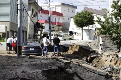 地震導(dǎo)致路面下陷。(日本《東方新報》) 地震導(dǎo)致路面下陷,。(日本《東方新報》)