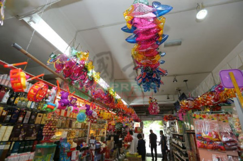 燈籠比月餅好賣,,以卡通動物造型最受孩童歡迎,。 燈籠比月餅好賣,,以卡通動物造型最受孩童歡迎。