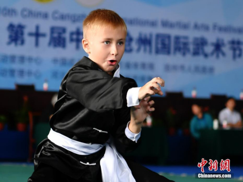 9月20日，一位外國小選手展示“虎拳”武藝,。第十屆中國·滄州國際武術(shù)節(jié)于9月19日至9月22日舉行,，來自50個國家和地區(qū)的2200名“武者”齊聚中國“武術(shù)之鄉(xiāng)”滄州切磋武藝，增進文化交流,，感悟武術(shù)魅力,。據(jù)了解，期間還舉辦武術(shù)文化博覽會,、武術(shù)惠民系列表演等活動,。<a target='_blank' >中新社</a>記者 翟羽佳 攝