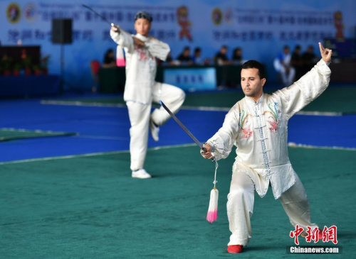 9月20日，來自50個國家和地區(qū)的2200名“武者”齊聚中國“武術(shù)之鄉(xiāng)”滄州切磋武藝,，增進文化交流,，感悟武術(shù)魅力。第十屆中國·滄州國際武術(shù)節(jié)于9月19日至9月22日舉行,，期間還舉辦武術(shù)文化博覽會,、武術(shù)惠民系列表演等活動。圖為比賽現(xiàn)場,，外國選手表演太極劍,。<a target='_blank' >中新社</a>記者 翟羽佳 攝