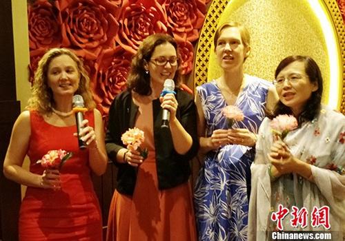 10日晚,,中國駐東盟使團在印尼首都雅加達舉辦迎中秋招待會,東盟10國及對話伙伴國駐東盟副代表出席招待會,。圖為各國外交官興致盎然,,紛紛引吭高歌,。<a target='_blank' >中新社</a>記者 林永傳 攝 10日晚,中國駐東盟使團在印尼首都雅加達舉辦迎中秋招待會,,東盟10國及對話伙伴國駐東盟副代表出席招待會,。圖為各國外交官興致盎然,紛紛引吭高歌,。<a target='_blank' >中新社</a>記者 林永傳 攝