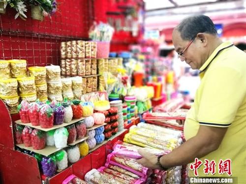 在中國城著名的王彬超市,,色彩鮮艷,造型豐富的祭拜用香燭吸引華人,。<a target='_blank' >中新社</a>記者 關(guān)向東 攝 在中國城著名的王彬超市,,色彩鮮艷,造型豐富的祭拜用香燭吸引華人,。<a target='_blank' >中新社</a>記者 關(guān)向東 攝