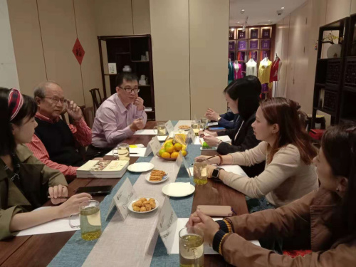 中國敦煌吐魯番學會顧問,、絲綢之路專業(yè)委員會主任胡戟(左2)10月13日在西安向菲律賓媒體代表團介紹“一帶一路”相關情況,。 中國敦煌吐魯番學會顧問,、絲綢之路專業(yè)委員會主任胡戟(左2)10月13日在西安向菲律賓媒體代表團介紹“一帶一路”相關情況。