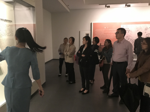 菲律賓媒體代表團成員10月13日在西安大唐西市博物館參觀。 菲律賓媒體代表團成員10月13日在西安大唐西市博物館參觀,。