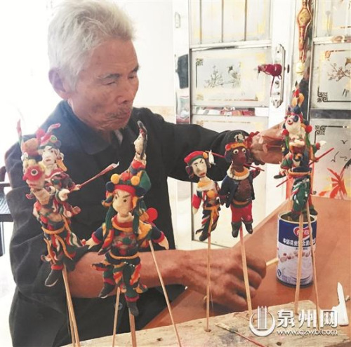 一把剪刀,,一把梳子,,巧手制作妝糕人。 一把剪刀,,一把梳子,,巧手制作妝糕人。
