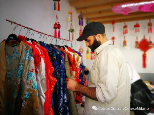 來賓在民族服飾展區(qū)參觀 來賓在民族服飾展區(qū)參觀