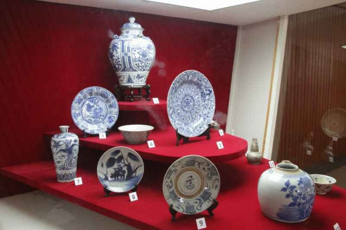 沙巴博物院所展出有關(guān)華人文化的文物,,或許是以來自中國的陶瓷品最具“華人”氣息,,但卻無法讓人感受與華人和文化的關(guān)聯(lián)。(馬來西亞《星洲日報》) 沙巴博物院所展出有關(guān)華人文化的文物,,或許是以來自中國的陶瓷品最具“華人”氣息,,但卻無法讓人感受與華人和文化的關(guān)聯(lián)。(馬來西亞《星洲日報》)