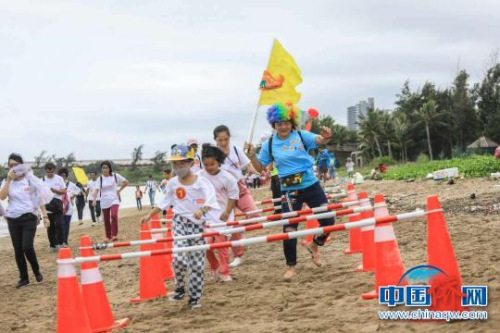 潭門趕海運動會之“翻山越嶺”?！±钚娜?攝