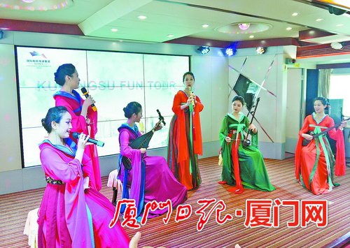 “鷺江之星”游船邀請專業(yè)南音演員為游客表演,。