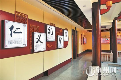 芙蓉李氏家風(fēng)家訓(xùn)教育基地,、“李成智公眾圖書館”,、思源亭等都承載著李氏良好家風(fēng)。 (陳曉東 攝) 芙蓉李氏家風(fēng)家訓(xùn)教育基地、“李成智公眾圖書館”,、思源亭等都承載著李氏良好家風(fēng)。 (陳曉東 攝)