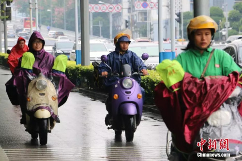 資料圖：公路上的電動(dòng)車。林馨 攝