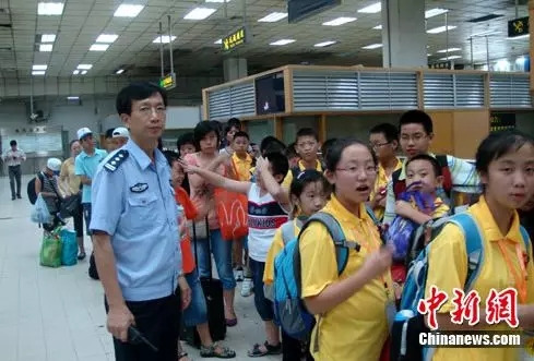 邊檢民警為赴港參加世界青少年奧林匹克數(shù)學(xué)競賽亞洲精英賽的參賽選手提供通關(guān)便捷服務(wù),。作 者：黃俊生