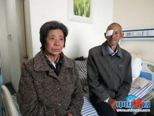 圖為接受治療的患者與他的家人,。 李秋燕 攝 圖為接受治療的患者與他的家人?!±钋镅?攝