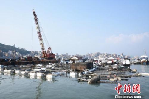 在受碳九泄漏影響的泉州市泉港區(qū)肖厝碼頭,,起吊船對(duì)受損漁排進(jìn)行加固,。陳龍山 攝 在受碳九泄漏影響的泉州市泉港區(qū)肖厝碼頭,,起吊船對(duì)受損漁排進(jìn)行加固。陳龍山 攝
