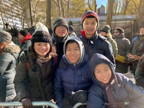 鄭欽慧(左一)一家五口已連續(xù)十多年觀看梅西感恩節(jié)游行,,已經(jīng)成為一項(xiàng)家庭傳統(tǒng),。(圖片來(lái)源:美國(guó)《世界日?qǐng)?bào)》 和釗宇/攝) 鄭欽慧(左一)一家五口已連續(xù)十多年觀看梅西感恩節(jié)游行,,已經(jīng)成為一項(xiàng)家庭傳統(tǒng)。(圖片來(lái)源:美國(guó)《世界日?qǐng)?bào)》 和釗宇/攝)