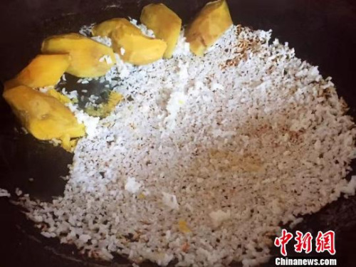 把米飯盛出留下飯㶶和番薯來發(fā)㶶粥 李曉春 攝 把米飯盛出留下飯?和番薯來發(fā)?粥 李曉春 攝