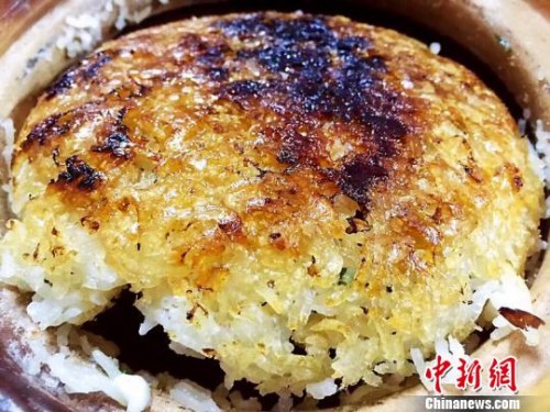 用瓦鍋煮米飯的飯?金黃焦脆 李曉春 攝 用瓦鍋煮米飯的飯?金黃焦脆 李曉春 攝