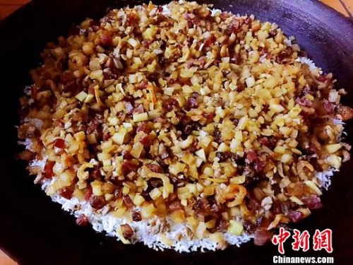 富具臺山特色的鐵鍋煮菜果飯 李曉春 攝 富具臺山特色的鐵鍋煮菜果飯 李曉春 攝