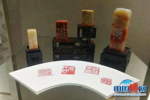 “洪珊珊個(gè)人書(shū)藝篆刻展”展出了40多件不同形式的書(shū)法,、篆刻作品?!O虹 攝 “洪珊珊個(gè)人書(shū)藝篆刻展”展出了40多件不同形式的書(shū)法,、篆刻作品?!O虹 攝