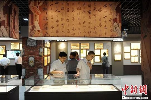 民眾在福建省檔案館參觀“百年跨國兩地書——福建僑批”陳列展,。<a target='_blank' >中新社</a>記者 呂明 攝 民眾在福建省檔案館參觀“百年跨國兩地書——福建僑批”陳列展。<a target='_blank' >中新社</a>記者 呂明 攝
