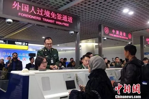 資料圖：成都雙流國際機場邊檢民警為入境旅客辦理通關(guān)手續(xù),。<a target='_blank' >中新社</a>記者 王磊 攝