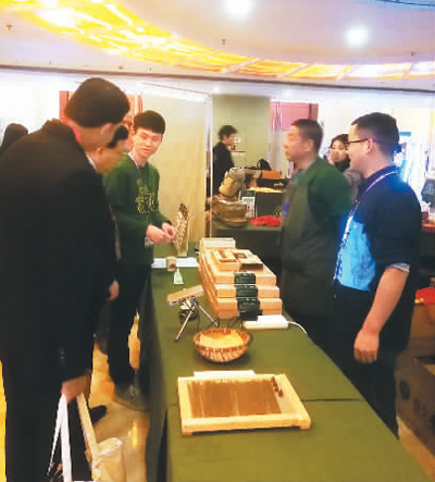 孔子學(xué)院大會參會代表在中醫(yī)藥展位前,。 趙曉霞 攝 孔子學(xué)院大會參會代表在中醫(yī)藥展位前。 趙曉霞 攝
