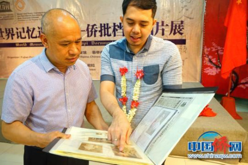 祖籍福建晉江的第四代菲華曾宏達(dá),,帶著厚厚一本家族幾代人往來的僑批和老照片,來到展覽現(xiàn)場,,其資料之完整,,讓福建省檔案館的工作人員驚嘆?!£P(guān)向東 攝 祖籍福建晉江的第四代菲華曾宏達(dá),,帶著厚厚一本家族幾代人往來的僑批和老照片,來到展覽現(xiàn)場,,其資料之完整,,讓福建省檔案館的工作人員驚嘆?!£P(guān)向東 攝