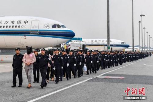 資料圖：冒充中國(guó)公檢法機(jī)關(guān)工作人員實(shí)施電信網(wǎng)絡(luò)詐騙犯罪的嫌疑人被中國(guó)警方從柬埔寨押解回國(guó),。<a target='_blank' >中新社</a>記者 陳驥旻 攝 （圖文無關(guān)）