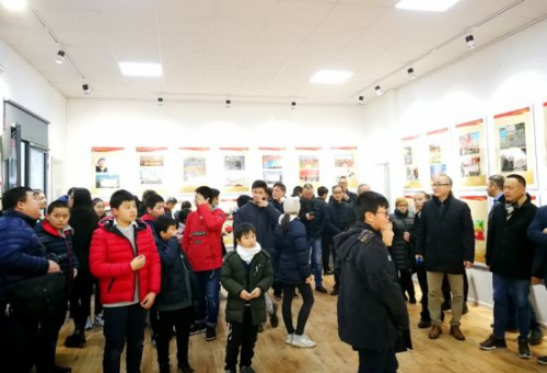 米蘭中文學校學生參觀圖片展。(圖片來源：歐聯(lián)網(wǎng))