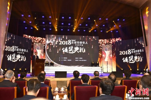 1月4日,,由中國(guó)新聞社主辦的“2018‘僑鑫杯’全球華僑華人年度評(píng)選”頒獎(jiǎng)典禮在北京舉行。圖為“2018全球華僑華人年度十大新聞”揭曉,。<a target='_blank' >中新社</a>記者 翟璐 攝 1月4日,,由中國(guó)新聞社主辦的“2018‘僑鑫杯’全球華僑華人年度評(píng)選”頒獎(jiǎng)典禮在北京舉行。圖為“2018全球華僑華人年度十大新聞”揭曉,。<a target='_blank' >中新社</a>記者 翟璐 攝