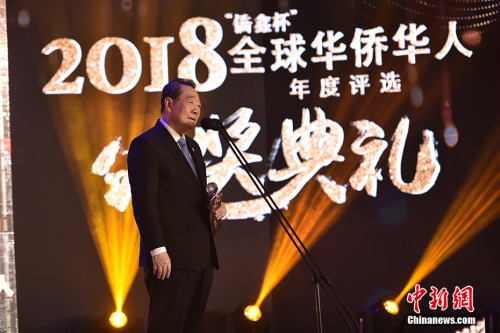 1月4日,,由中國新聞社主辦的“2018‘僑鑫杯’全球華僑華人年度評(píng)選”頒獎(jiǎng)典禮在北京舉行,“改革開放40周年特別致敬人物獎(jiǎng)”在現(xiàn)場(chǎng)揭曉,。圖為正大集團(tuán)資深董事長,、中國僑商投資企業(yè)協(xié)會(huì)會(huì)長謝國民發(fā)表演講。<a target='_blank' >中新網(wǎng)</a>記者 翟璐 攝 1月4日,由中國新聞社主辦的“2018‘僑鑫杯’全球華僑華人年度評(píng)選”頒獎(jiǎng)典禮在北京舉行,,“改革開放40周年特別致敬人物獎(jiǎng)”在現(xiàn)場(chǎng)揭曉,。圖為正大集團(tuán)資深董事長、中國僑商投資企業(yè)協(xié)會(huì)會(huì)長謝國民發(fā)表演講,。<a target='_blank' >中新網(wǎng)</a>記者 翟璐 攝