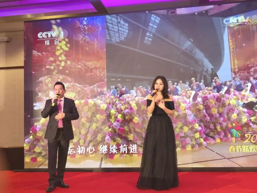 戴安友與專業(yè)歌手演唱了《不忘初心》，表達了對祖國的祝福(歐洲時報記者 孔帆 攝)
