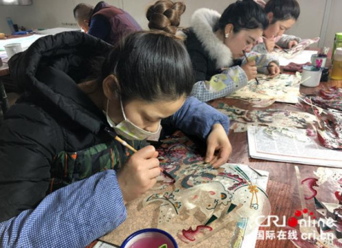 匠人給雕刻完成的皮影上色,。攝影:張捷 匠人給雕刻完成的皮影上色。攝影:張捷