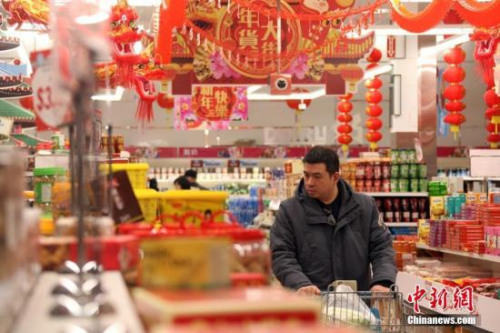 當地時間2月5日,,農歷己亥年正月初一,,華人顧客在加拿大多倫多一間華人連鎖超市內喜氣洋溢的“年貨大街”選購年貨。<a target='_blank' >中新社</a>記者 余瑞冬 攝 當地時間2月5日,,農歷己亥年正月初一,,華人顧客在加拿大多倫多一間華人連鎖超市內喜氣洋溢的“年貨大街”選購年貨。<a target='_blank' >中新社</a>記者 余瑞冬 攝