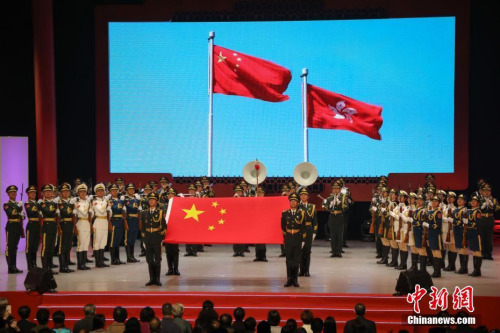 圖為中國人民解放軍駐港部隊(duì)軍樂隊(duì)儀仗隊(duì)進(jìn)行奏唱國歌儀式。<a target='_blank' >中新社</a>記者 謝光磊 攝