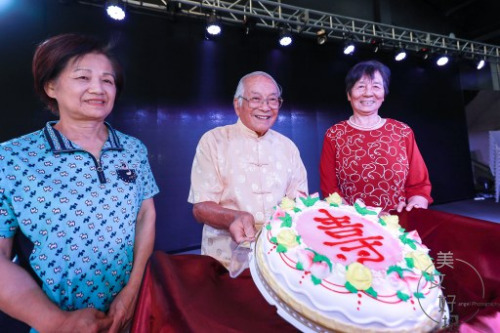 團結(jié)互助,，尊老愛幼是中華兒女的美德，現(xiàn)場400多位的鄉(xiāng)親父老唱起生日歌,，為名譽會長林俊介老先生和當(dāng)月的生日之星送上祝福。