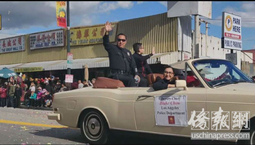 候任洛市警局副局長周寶來(Blake Chow)參加2019年金龍大游行。僑報記者李青蔚攝