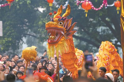 巡游中的彩龍,。