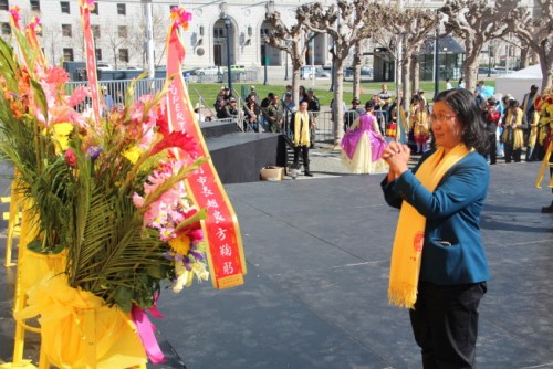 庫(kù)比蒂諾副市長(zhǎng)趙良方獻(xiàn)花圈拜祖,。(記者李晗 / 攝影) 庫(kù)比蒂諾副市長(zhǎng)趙良方獻(xiàn)花圈拜祖,。(記者李晗 / 攝影)