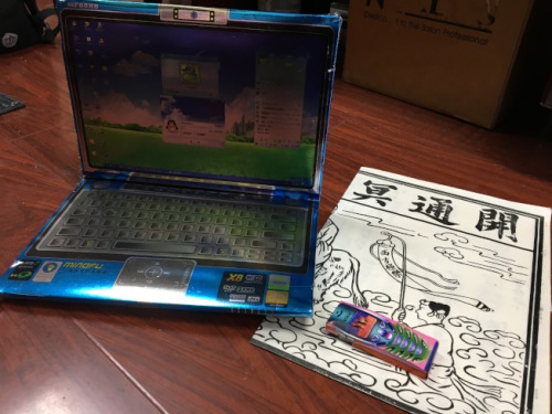 隨著科技日新月異,,華人在舉辦殯葬祭奠儀式上,,會為逝者準備紙扎計算機、手機與冥界路條都不可少,。(記者啟鉻/攝影) 隨著科技日新月異,,華人在舉辦殯葬祭奠儀式上,會為逝者準備紙扎計算機,、手機與冥界路條都不可少。(記者啟鉻/攝影)