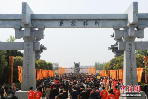 4月7日,農歷三月初三,,己亥年黃帝故里拜祖大典典禮在鄭州舉行,,來自40多個國家和地區(qū)的近萬華人代表出席。王中舉 攝 4月7日,農歷三月初三,,己亥年黃帝故里拜祖大典典禮在鄭州舉行,,來自40多個國家和地區(qū)的近萬華人代表出席。王中舉 攝