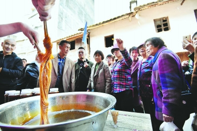 林傳星的麥芽糖吸引眾多游客前來品嘗與購買,。