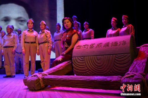 4月23日晚,情景組歌《南僑頌》在昆明上演,。部分南僑機(jī)工后人登臺演繹先輩們回國抗戰(zhàn)的故事,,冀以此讓更多人銘記南僑機(jī)工的歷史和精神。今年,是南僑機(jī)工回國抗戰(zhàn)80周年,。<a target='_blank' >中新社</a>記者 任東 攝 4月23日晚,情景組歌《南僑頌》在昆明上演,。部分南僑機(jī)工后人登臺演繹先輩們回國抗戰(zhàn)的故事,,冀以此讓更多人銘記南僑機(jī)工的歷史和精神。今年,,是南僑機(jī)工回國抗戰(zhàn)80周年,。<a target='_blank' >中新社</a>記者 任東 攝