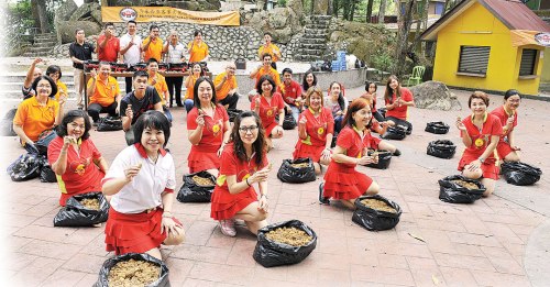 為傳承種姜文化,馬來(lái)西亞客家文化協(xié)會(huì)檳城分會(huì)于日前首辦一場(chǎng)集體種姜活動(dòng),,近50人現(xiàn)場(chǎng)共同學(xué)習(xí)種姜,。(來(lái)源:馬來(lái)西亞光華網(wǎng)) 為傳承種姜文化,馬來(lái)西亞客家文化協(xié)會(huì)檳城分會(huì)于日前首辦一場(chǎng)集體種姜活動(dòng),,近50人現(xiàn)場(chǎng)共同學(xué)習(xí)種姜,。(來(lái)源:馬來(lái)西亞光華網(wǎng))