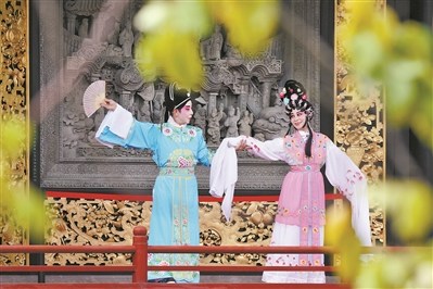 粵劇私伙局在廣州粵劇藝術(shù)博物館廣福臺(tái)上表演。廣州日?qǐng)?bào)全媒體記者莫偉濃攝 粵劇私伙局在廣州粵劇藝術(shù)博物館廣福臺(tái)上表演,。廣州日?qǐng)?bào)全媒體記者莫偉濃攝