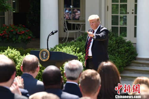 圖為特朗普在白宮玫瑰園發(fā)表講話,。<a target='_blank' >中新社</a>記者 陳孟統(tǒng) 攝 圖為特朗普在白宮玫瑰園發(fā)表講話,。<a target='_blank' >中新社</a>記者 陳孟統(tǒng) 攝