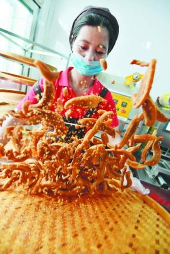 “美瓊肉粕”第五代傳承人陳明良手工制作技藝精湛,。 “美瓊肉粕”第五代傳承人陳明良手工制作技藝精湛,。