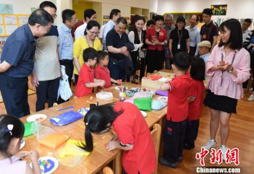 圖為5月30日，代表團(tuán)一行參觀位于福州濱海新城的融僑賽德伯學(xué)校,?！埍?攝