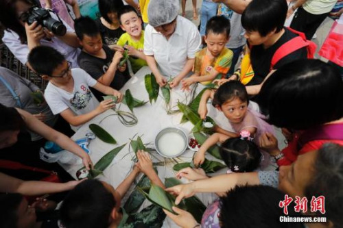 資料圖：端午假期，游客參與包粽子活動,。<a target='_blank' >中新社</a>記者 杜洋 攝